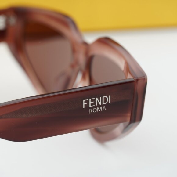 Fendi FE40163U 74S Cat Eye Sunglasses - Striped Pink/Red main image 5